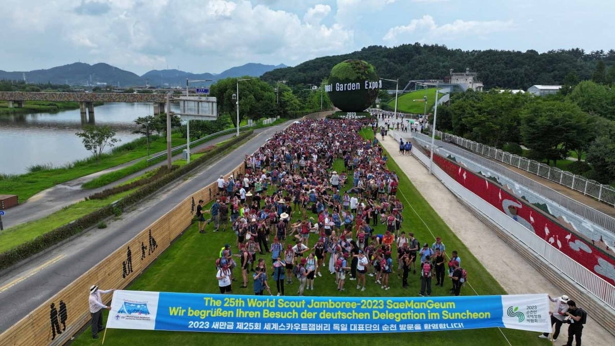 '제25회 세계스카우트 잼버리' 대회에 참가한 독일 대표단이 지난 31일 순천만국제정원박람회장을 방문해 입장 퍼포먼스를 하고 있다./순천시 제공