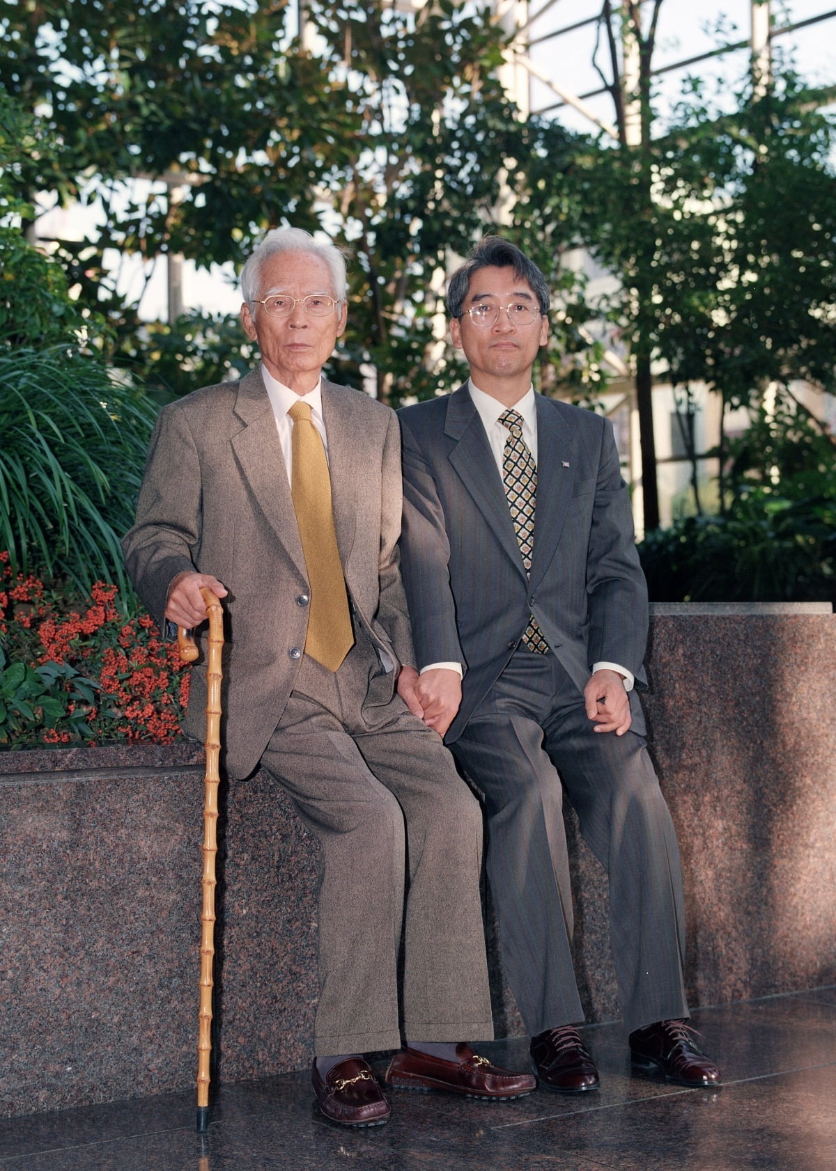 대산 신용호 교보생명 창립자(왼쪽)와 신창재 의장이 1999년 광화문 본사에서 함께 기념 촬영을 하고 있다. 교보생명 제공