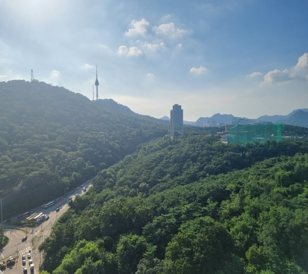 서울 중구 신당동 남산타운 아파트에서 남산을 향해 바라본 경관. 가운데는 남산타워, 오른쪽에 반얀트리 클럽 앤 스파 호텔이 서있다.  / 박진우 기자