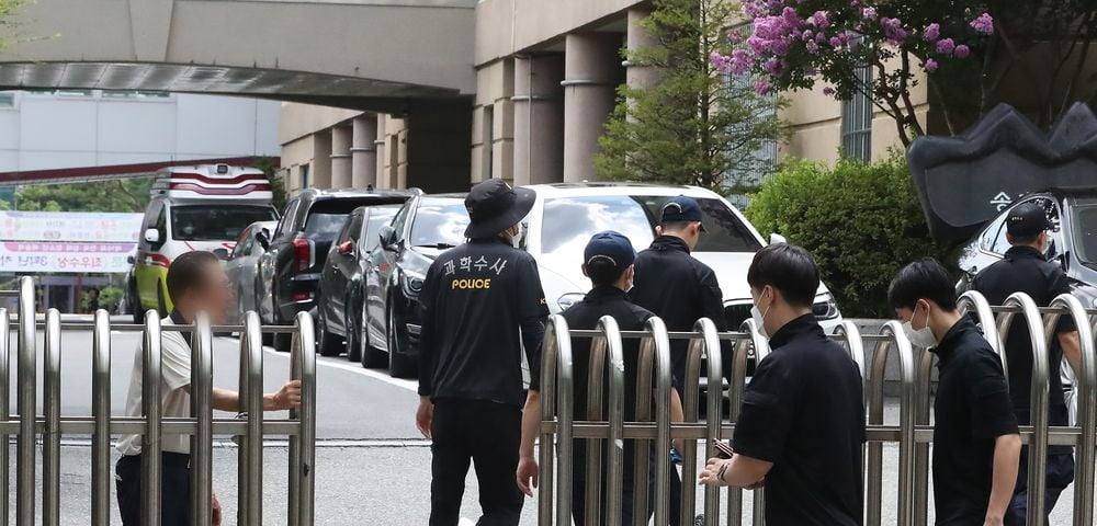  4일 오전 대전 대덕구 한 고등학교에서 20∼30대로 추정되는 남성이 학교에 무단침입해 40대 교사를 흉기로 찌르고 도주하는 사건이 발생했다. 사건 현장으로 경찰 과학수사대가 들어가고 있다. 2023.8.4/뉴스1