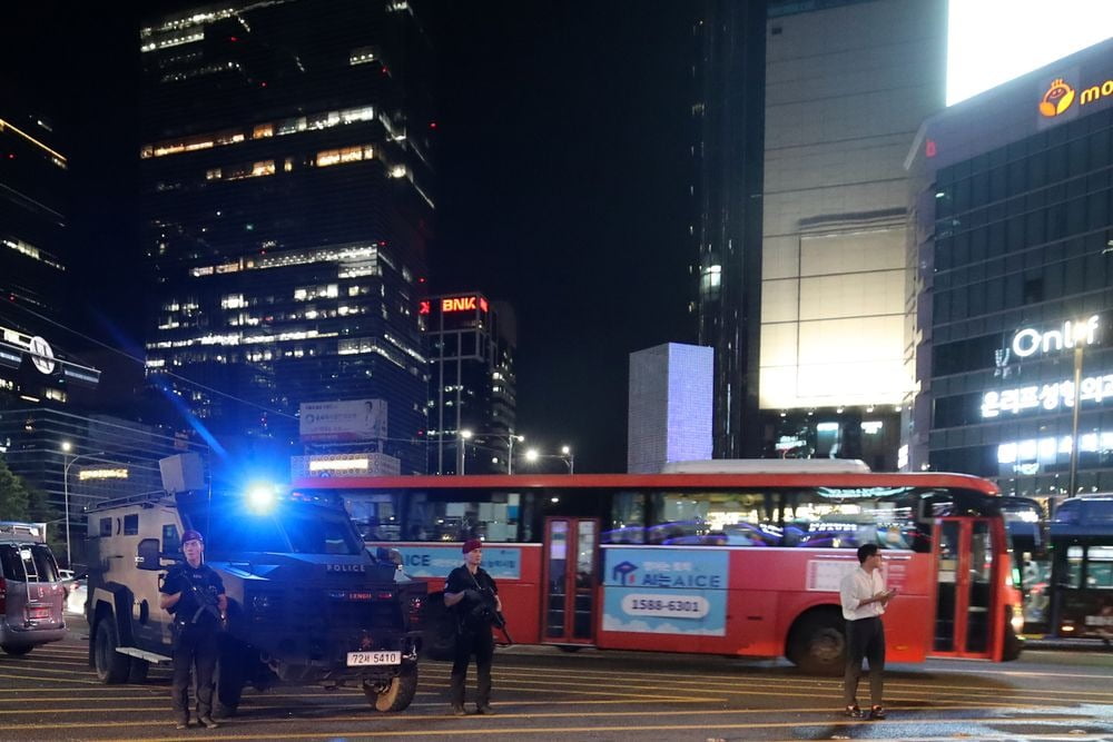  서울시 신림역, 성남시 서현역 등에서 흉기난동 사건이 연이어 발생하자 경찰 당국이 특별치안 활동을 선포한 4일 오후 서울시 강남구 지하철 강남역 인근에 경찰특공대와 전술장갑차가 배치돼 있다. 사진=뉴스1