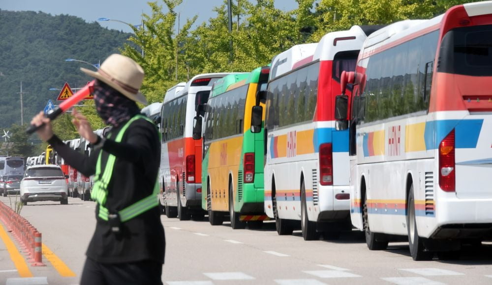 2023 세계스카우트잼버리 참가국 일부가 철수를 결정한 가운데 5일 오전 전북 부안군 야영지 부근에 버스가 대기해 있다. 사진=연합뉴스