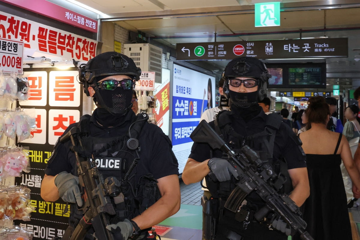 흉기 난동과 칼부림 예고 온라인 게시물이 잇따르자 지난 6일 오후 서울 강남역 지하쇼핑센터에서 경찰특공대원들이 순찰하고 있다.  /연합뉴스