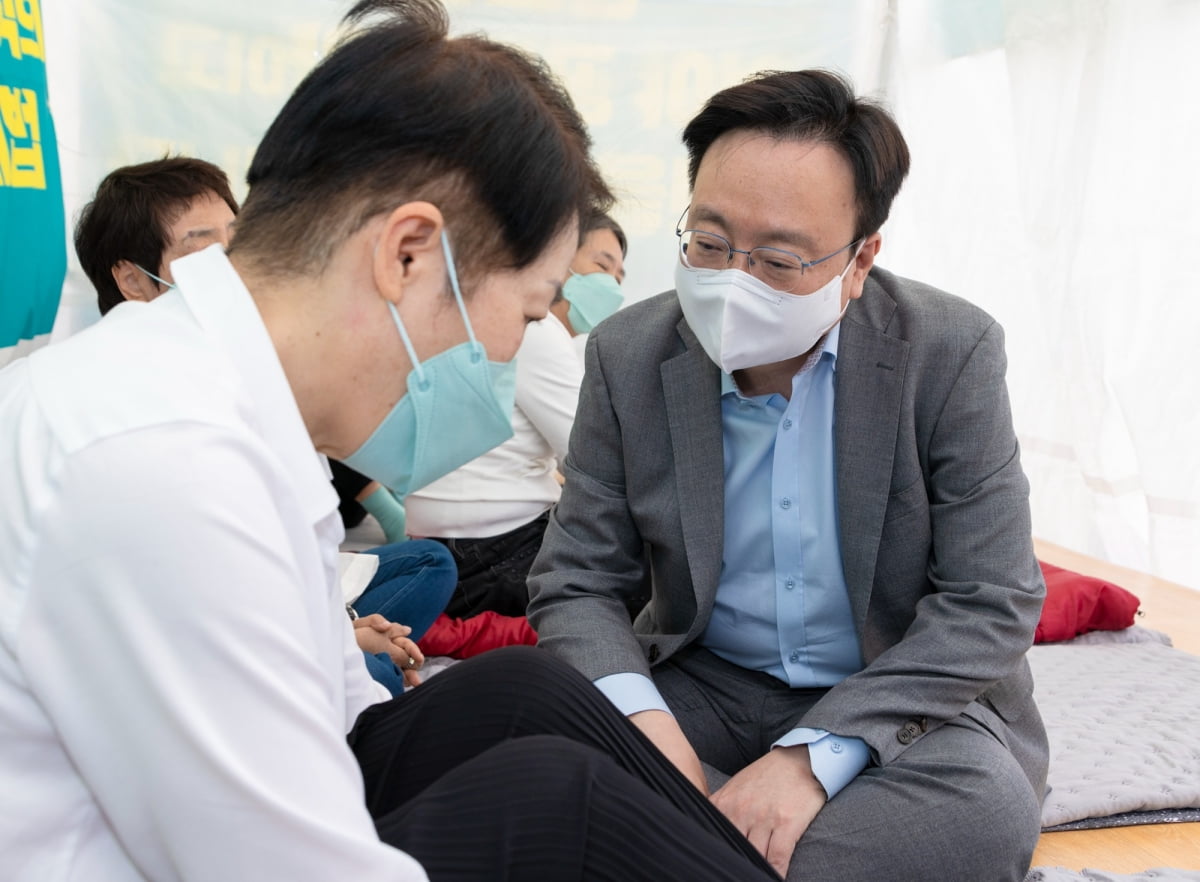 조규홍 보건복지부 장관이 지난 5월 서울 중구 대한간호협회에서 단식 중인 김영경 대한간호협회장을 만나고 있다. 보건복지부 제공