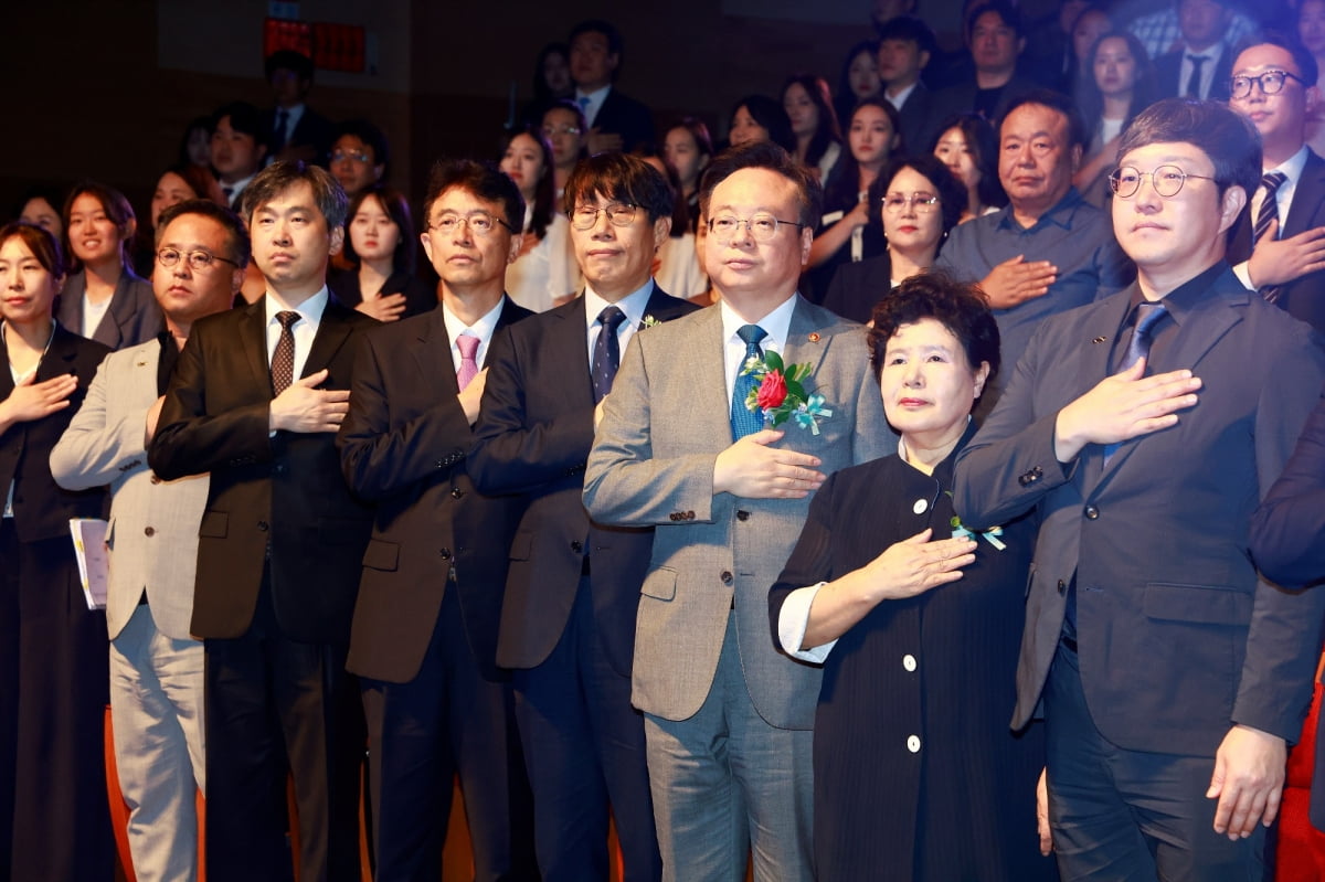 조규홍 보건복지부 장관이 지난 7월 정부세종청사 대강당에서 열린 '제12회 인구의 날 기념행사'에서 참석자들과 국기에 경례하고 있다. 보건복지부 제공