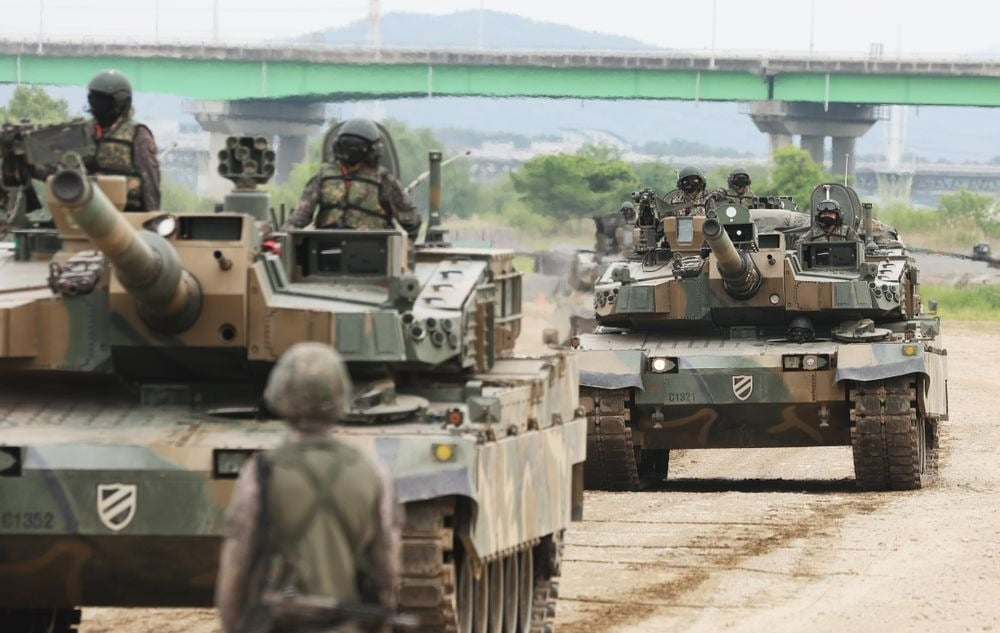 육군 K2 전차가 남한강 일대에서 도하훈련을 하는 모습. 연합뉴스