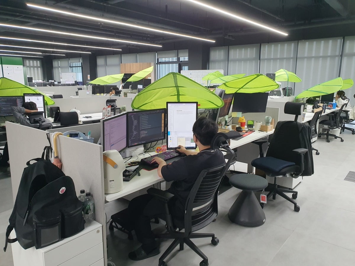 엑셈 개발본부 직원들이 새로운 서비스 개발에 몰두하고 있다. 윤현주 기자