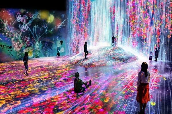 팀랩 Universe of Water Particles on a Rock Where People Gather, 2018 © teamLab