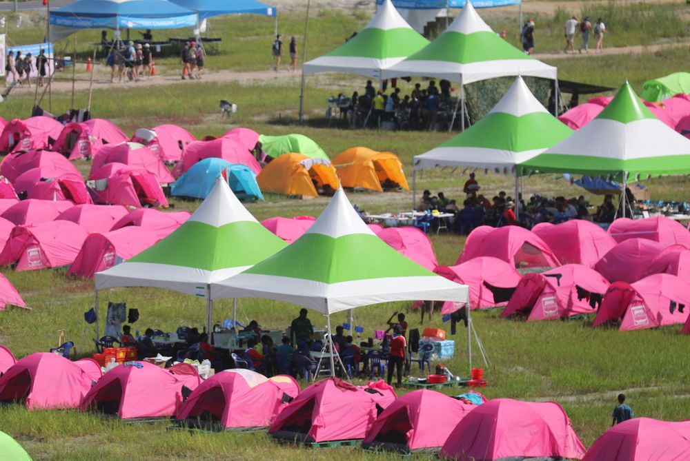지난 4일 2023 새만금 세계스카우트잼버리 참가자들이 전북 부안군 잼버리 야영장 내 텐트 그늘에 모여있다. / 사진=연합뉴스