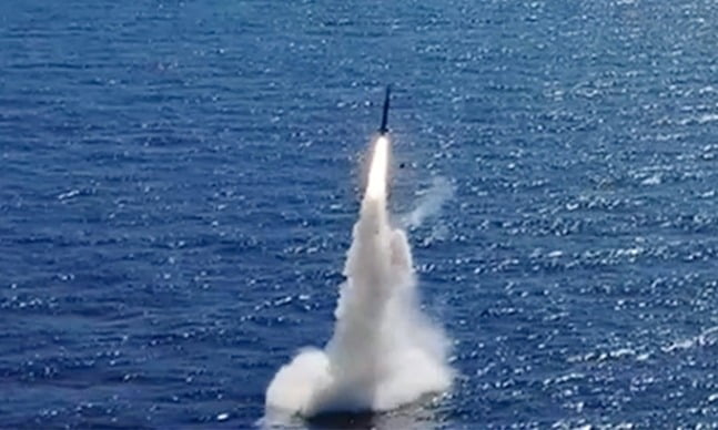 2021년 도산안창호함(3000t급)에 탑재된 SLBM이 수중을 빠져나와 하늘로 향하는 모습. 국방부 제공 