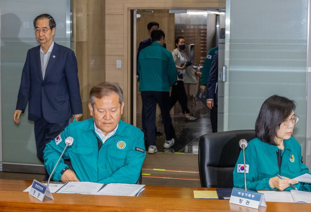 한덕수 국무총리(왼쪽)가 11일 오전 서울 종로구 정부서울청사에서 열린 새만금 카지노 차무식 비상대책반 회의에 입장하고 있다. 회의실에 입장한 김현숙 여성가족부 장관(오른쪽)과 이상민 행정안전부 장관은 자료를 점검하고 있다.  /연합뉴스