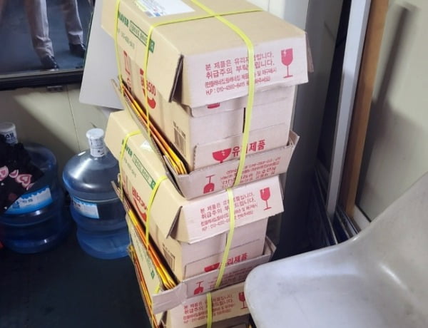 기사의 배려로 무료 승차한 중학생의 부모가 회사에 선물한 음료 300병. /사진=춘천시민버스 제공