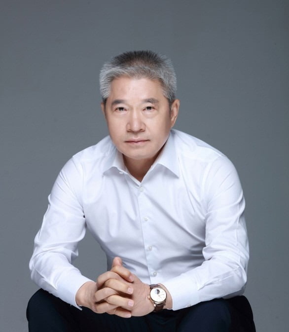 강방천 전 에셋플러스자산운용 회장은 한국의 주식 투자 대가로 꼽히는 인물이다. 2013년 스웨덴에서 출간된 책 『세계의 위대한 투자가 99인』에 워런 버핏, 피터 린치와 함께 한국인으론 유일하게 이름을 올렸다. 