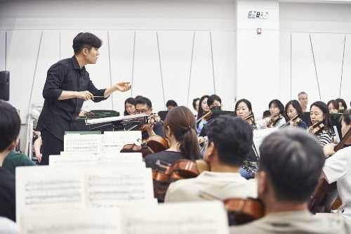 지난 10일 국립심포니 지휘자 워크숍에서 참가자 박근태가 악단을 지휘하고 있다. 국립심포니 제공