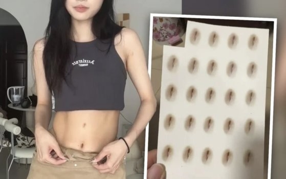 중국 여성들 사이에서 가짜 배꼽 스티커를 붙이는 것이 유행하고 있다. 사진=QQ닷컴 홈페이지