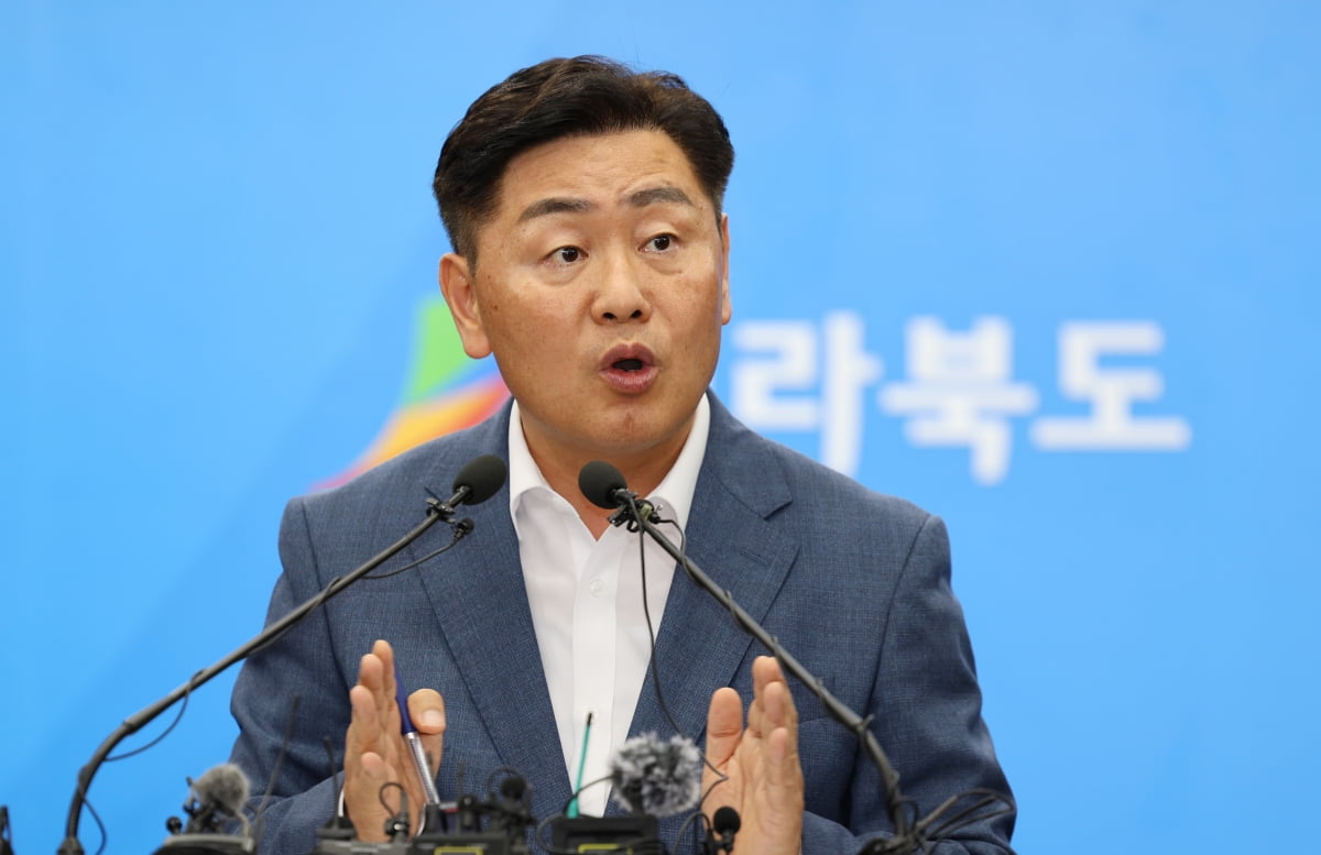 김관영 전북도지사가 14일 전북도청 브리핑룸에서 열린 2023 새만금 세계스카우트카지노 토토 파행과 관련한 기자회견에서 발언하고 있다. /사진=연합뉴스