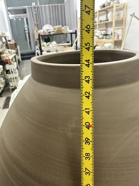 두 개를 이어붙인 달항아리의 높이는 약 44cm.