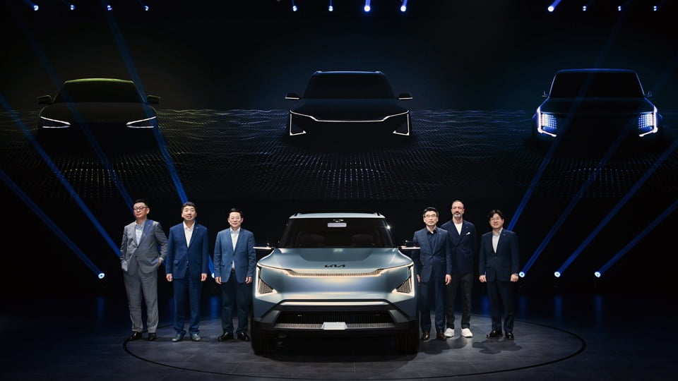 송호성 기아 사장(오른쪽 세 번째)이 올 3월 중국 상해 E-스포츠 문화센터에서 열린 ‘기아 EV 데이’에서 준중형 전동화 SUV ‘콘셉트 EV5’를 처음으로 공개하고 있다. 현대차그룹 제공
