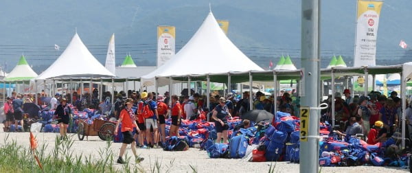 지난 5일 오전 전북 부안군에서 열린 2023 새만금 세계스카우트잼버리 야영장에서 영국 참가자들이 퇴소 준비를 하는 모습. / 사진=연합뉴스