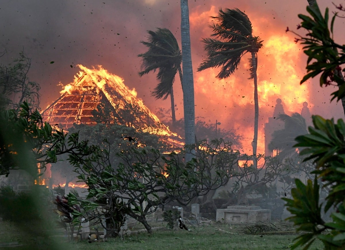 지난 8월 미국 하와이 마우이에서 대형 산불이 발생하면서 주요 관광지인 라하이나의 명소인 와이올라교회가 화염에 휩싸였다. 사진=AP연합뉴스