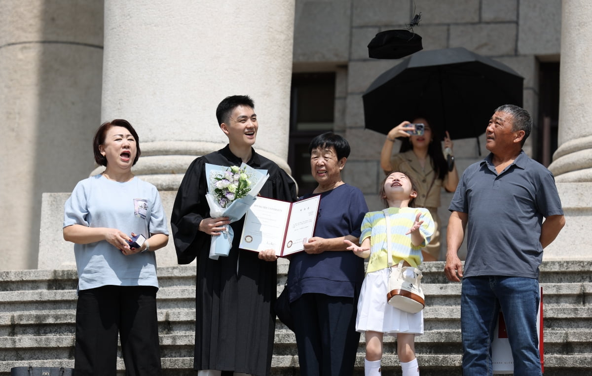 [포토] 사랑하는 사람들과 함께 하는 졸업식 