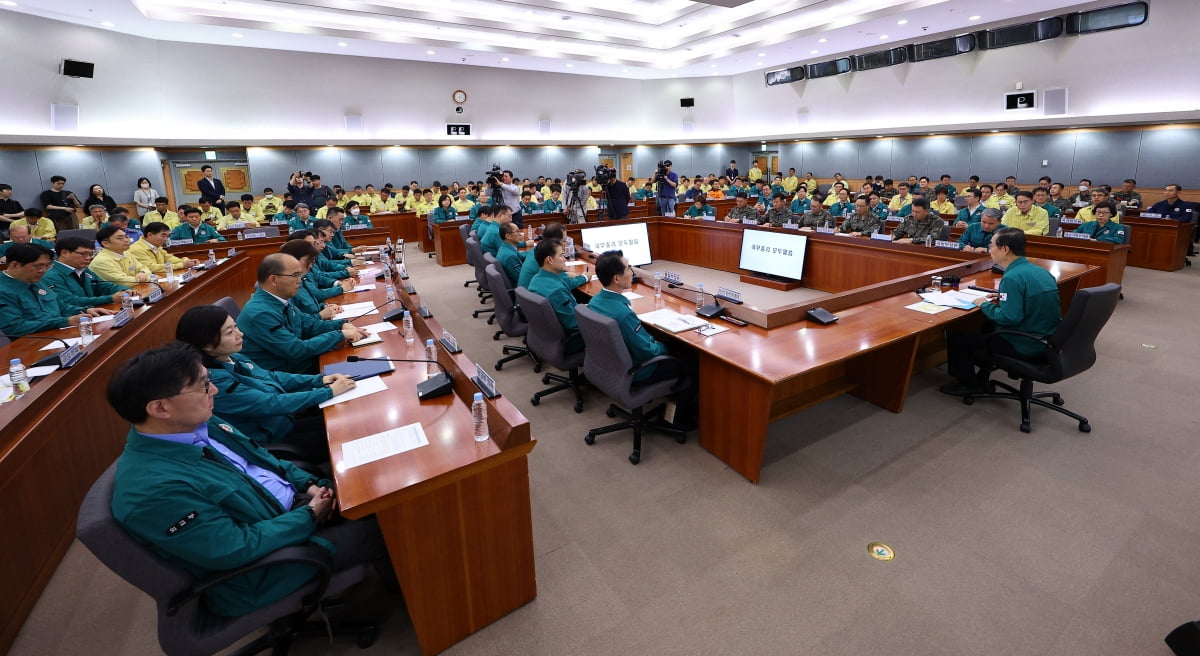 한덕수 국무총리가 지난 3일 정부서울청사에서 주재한 을지연습 준비보고회의에서 기존 노란색과 신형 청록색 민방위복을 입은 참석자들이 뒤섞여 있다. 연합뉴스