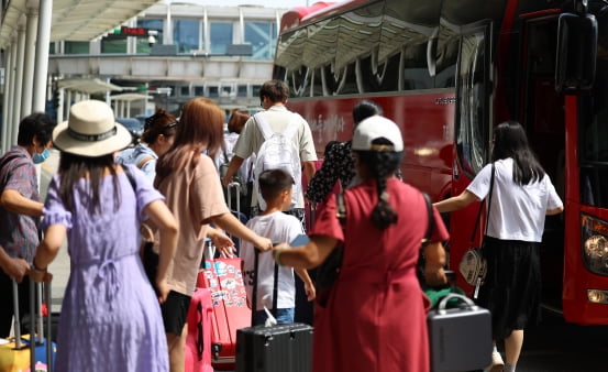 중국 지난에서 한국으로 단체 관광을 온 중국 단체 관광객들이 지난 15일 인천국제공항 제1여객터미널에서 나와 차량에 탑승하고 있다. 연합뉴스