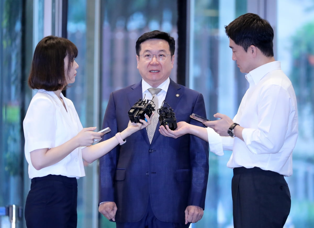 18일 이찬희 삼성 준감위 위원장이 서울 서초동 삼성생명 사옥에서 회의에 참석하며 취재진 질문에 대답하고 있다. 그는 