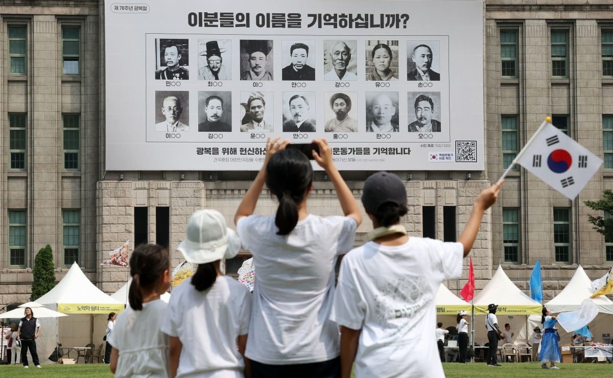 14일 서울도서관 꿈새김판에 독립운동가의 사진과 함께 '이분들의 이름을 기억하십니까?' 문구가 게시돼 있다. 꿈새김판 속 인물들은 건국훈장 대한민국장을 수훈한 33인의 독립유공자 중 1945년 광복을 미처 맞이하지 못한 채 돌아가신 분들로 왼쪽부터 민영환, 최익현, 이준, 안중근, 강우규, 유관순, 손병희, 이승훈, 김좌진, 윤봉길, 안창호, 홍범도, 한용운, 오동진이다. / 최혁 기자