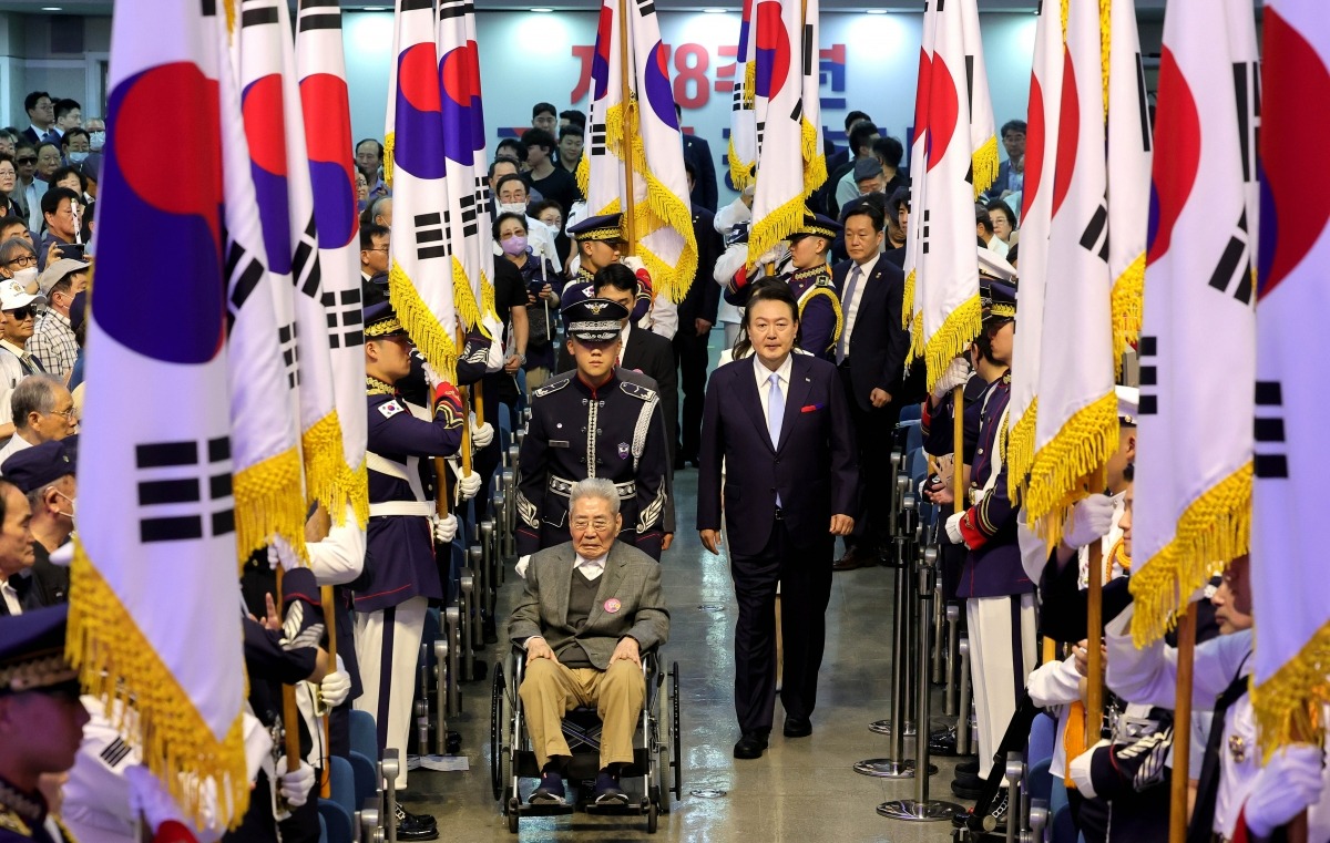 윤석열 대통령과 김건희 여사가 15일 서울 서대문구 이화여대 대강당에서 열린 제78주년 광복절 경축식에 오성규, 김영관 애국지사와 함께 입장하고 있다./김범준 기자