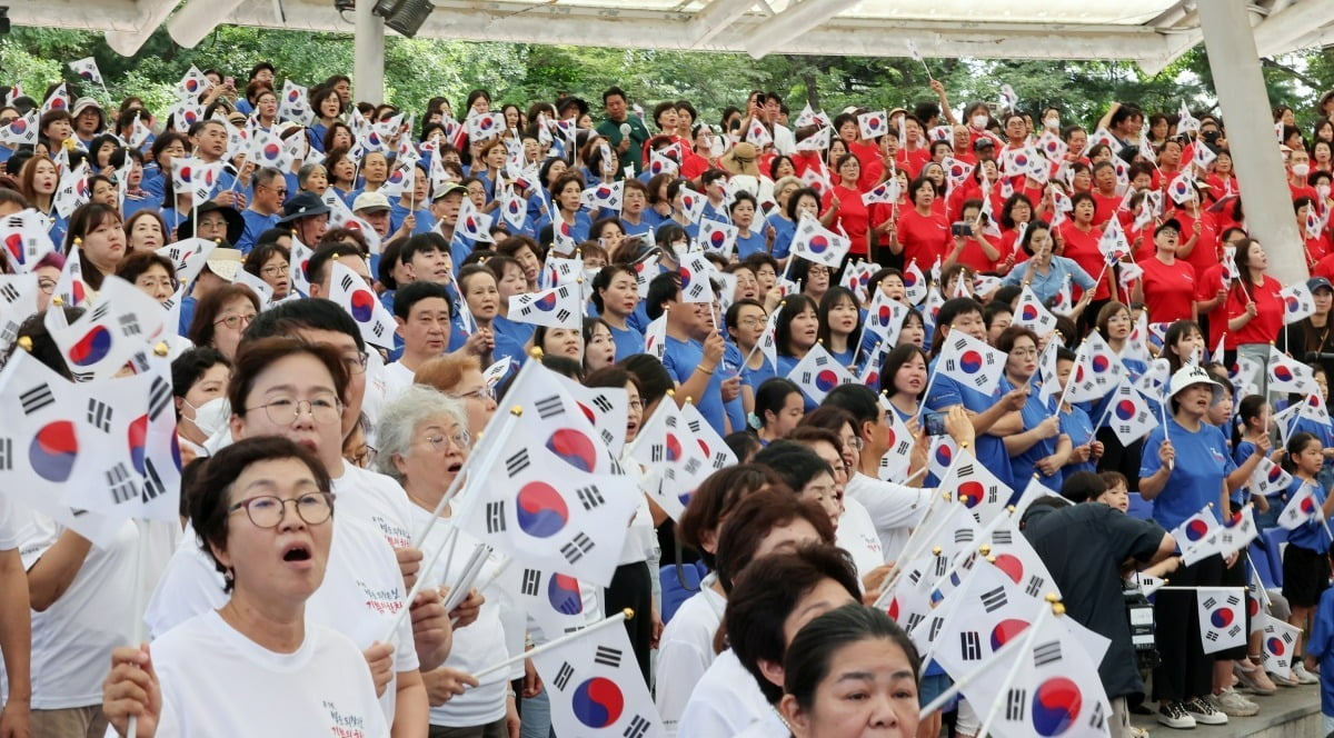 제78주년 광복절인 15일 서울 송파구 석촌호수 서울놀이마당에서 열린 '송파구민의 합창' 행사에서 송파구민들이 합창하고 있다. / 최혁 기자