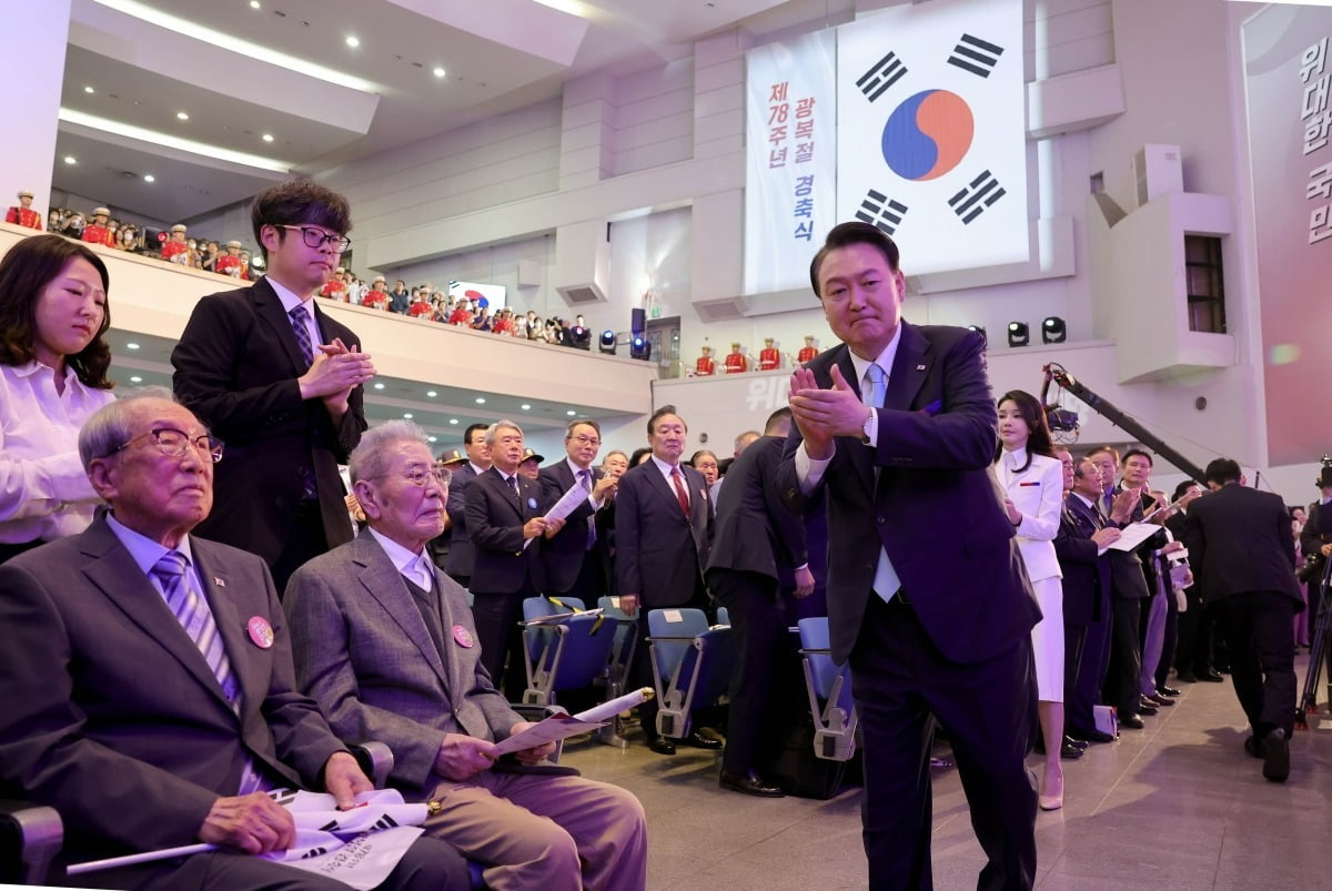 윤석열 대통령이 15일 서울 대현동 이화여자대학교 대강당에서 열린 제78주년 광복절 경축식에서 오성규, 김영관(왼쪽) 애국지사를 환영하며 박수를 치고 있다. /김범준 기자