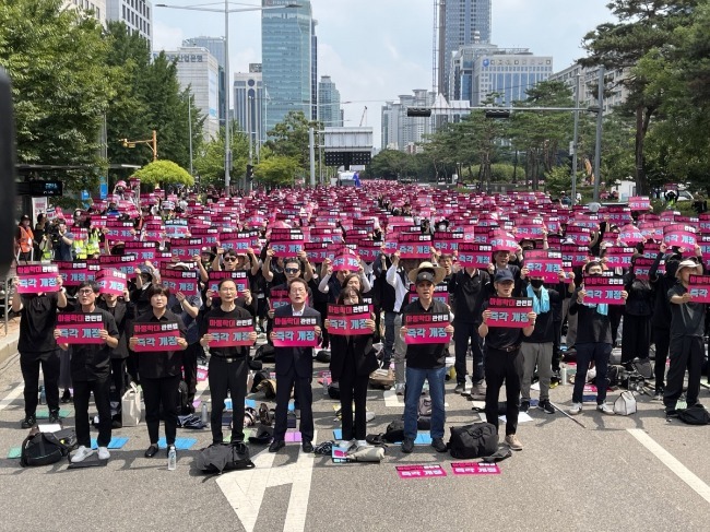 지난 19일 서울 도심에서 열린 전국교사 집회 모습. 조희연 서울시교육감(맨 앞줄 왼쪽에서 네 번째) 등이 참여했다. '전국교사 일동' 제공