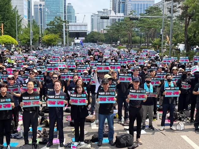 지난 19일 서울 도심에서 열린 전국교사 집회 모습. 조희연 서울시교육감(맨 앞줄 왼쪽에서 세 번째) 등이 참여했다.  / '전국교사 일동' 제공