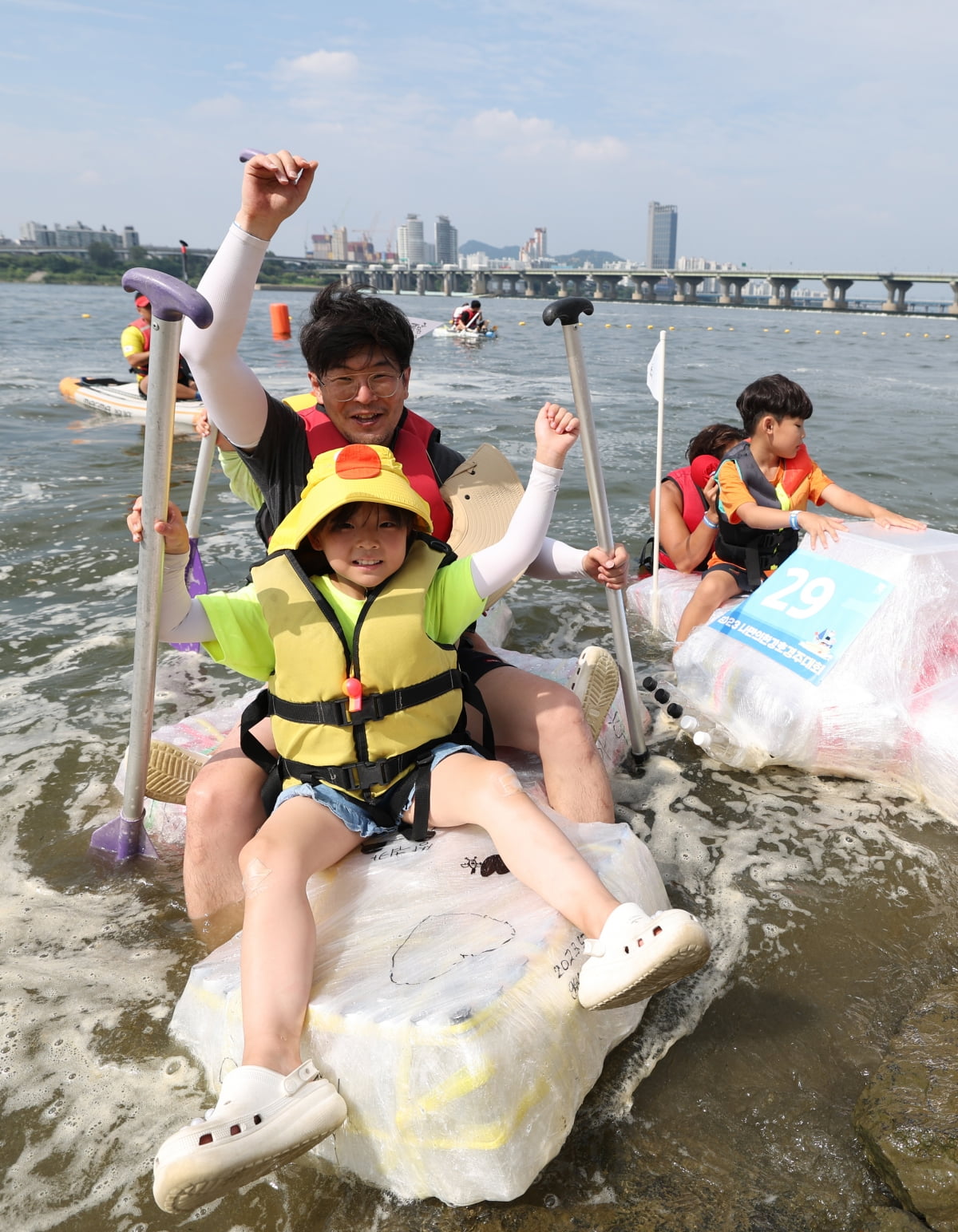 [포토] 페트병 타고 한강 건너요 