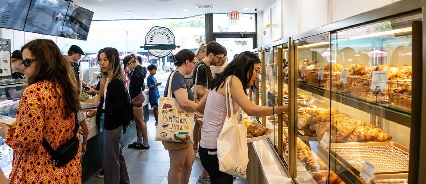CJ푸드빌은 미국 뉴욕주 맨해튼 인근에 미국 뚜레쥬르 100호점인 '브롱스빌점'을 열었다고 21일 밝혔다. 사진=CJ푸드빌
