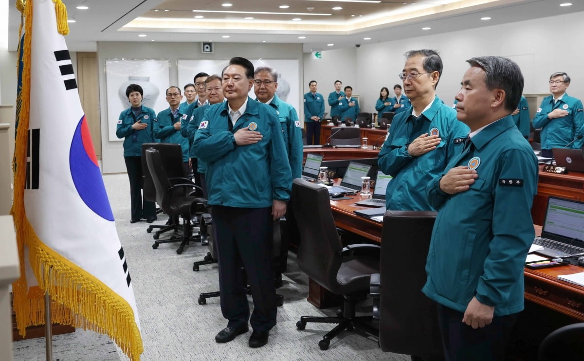 윤석열 대통령이 21일 서울 용산 대통령실 청사에서 열린 을지 및 제35회 국무회의에서 국기에 대한 경례를 하고 있다./김범준 기자