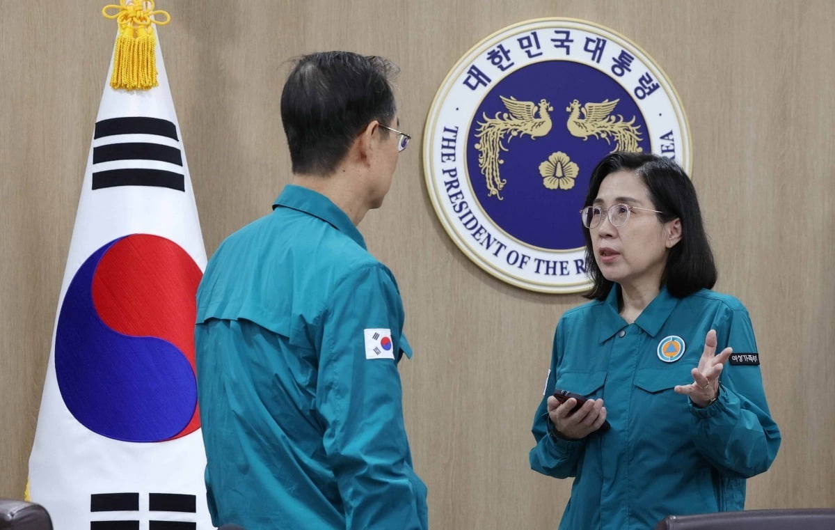 한덕수 국무총리가 21일 서울 용산 대통령실 청사에서 열린 을지 및 제35회 국무회의에 앞서 김현숙 여성가족부 장관과 대화하고 있다./김범준 기자