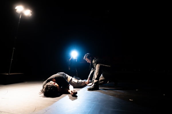 불빛과 소리의 반복이 이렇게 강렬한 것인가… 연극 '혁명의 춤'