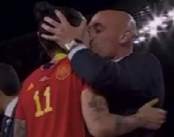 루이스 루비알베스 스페인축구협회장이 시상식 중 여자 축구선수와 키스를 하고 있다. 사진=rtve 캡처