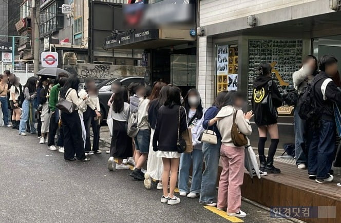 사람들이 '하이앵글 사진' 촬영을 위해 긴 대기줄을 서 있는 모습. /사진=무브먼트 제공