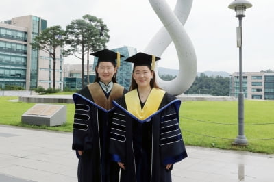 중국 유학생 쌍둥이 자매, 가천대학교에서 나란히 박사학위 받으며 '코리안 드림 실현'