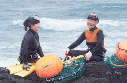 두 카지노 해외는 ‘물꽃’을 찾았을까… 경이로운 '제주 카지노 해외' 다큐