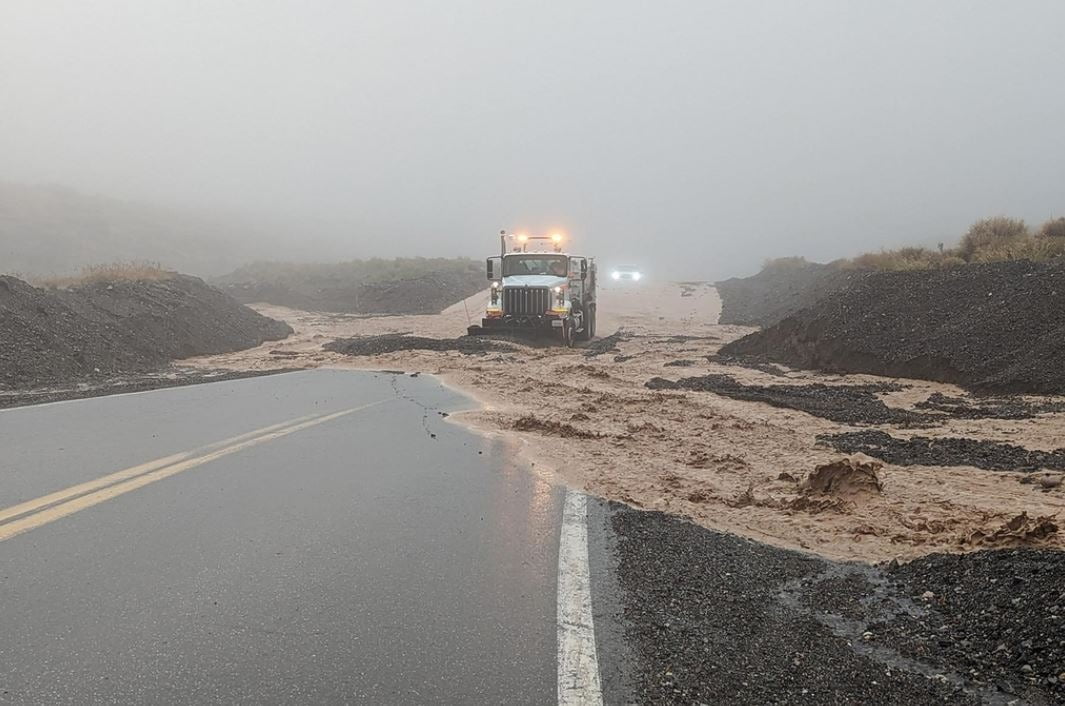 미 캘리포니아주 데스밸리에 내린 폭우로 도로가 침수된 모습. /사진=연합뉴스 