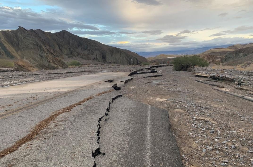 미 캘리포니아주 데스밸리에 폭우가 내려 도로가 파손된 모습. /사진=연합뉴스 