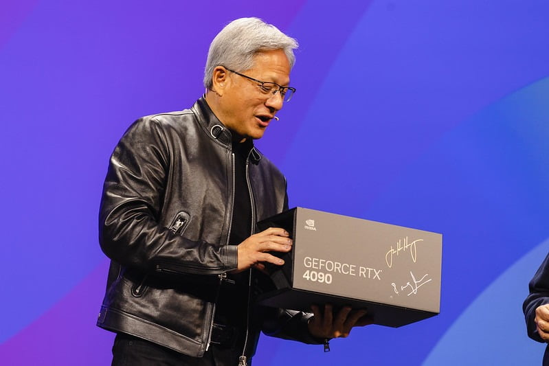 미국 라스베이거스에서 지난 22일(현지시간) 열린 'VM웨어 익스플로어 2023'에 참석한 젠슨 황 엔비디아 최고경영자(CEO)가 GPU 제품을 소개하고 있다.  사진 : VM웨어