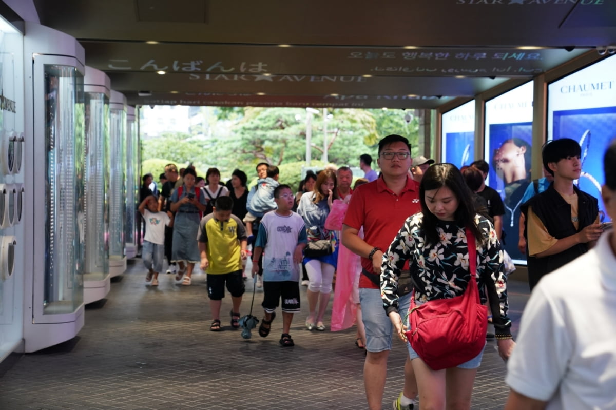 롯데면세점은 지난 23일 중국인 단체관광객(유커) 150여 명이 서울 명동 본점을 방문했다고 24일 밝혔다. 사진=롯데면세점
