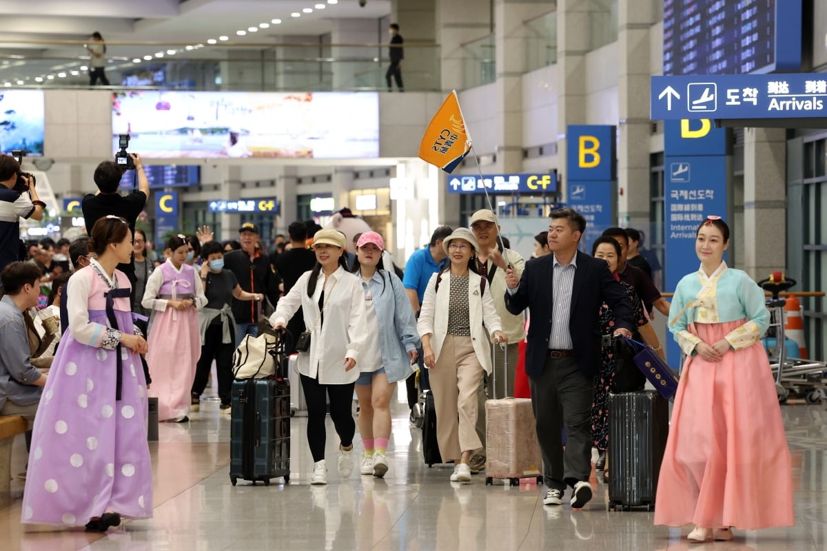 인천국제공항 제1여객터미널에서 입국하고 있는 중국인 단체 관광객들. 사진=한경DB