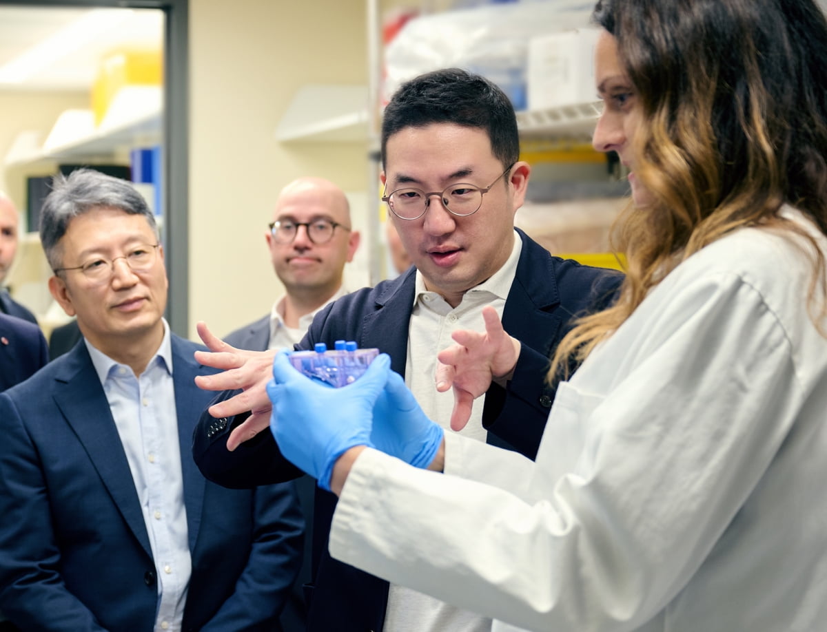 구광모 LG 회장이 21일(현지시간) 미국 보스턴의 다나파버를 방문해 세포치료제 생산에서 항암 기능을 강화시킨 세포를 선별하는 과정에 대한 설명을 듣고 있다. LG 제공