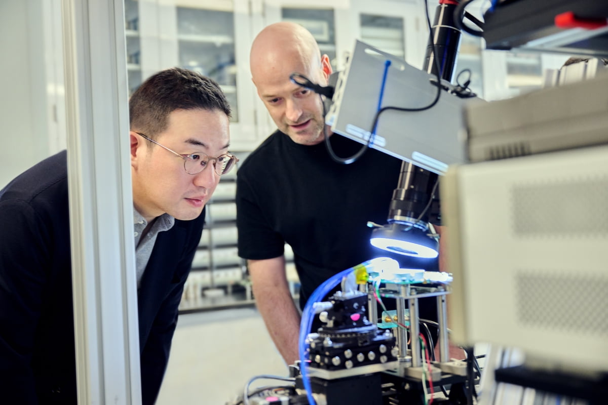 구광모 LG 회장이 22일(현지시간) 캐나다 토론토 자나두 연구소에서 크리스티안 위드브룩 자나두 CEO와 함께 양자컴퓨팅 관련 실험 장비를 살펴보고 있다. LG 제공